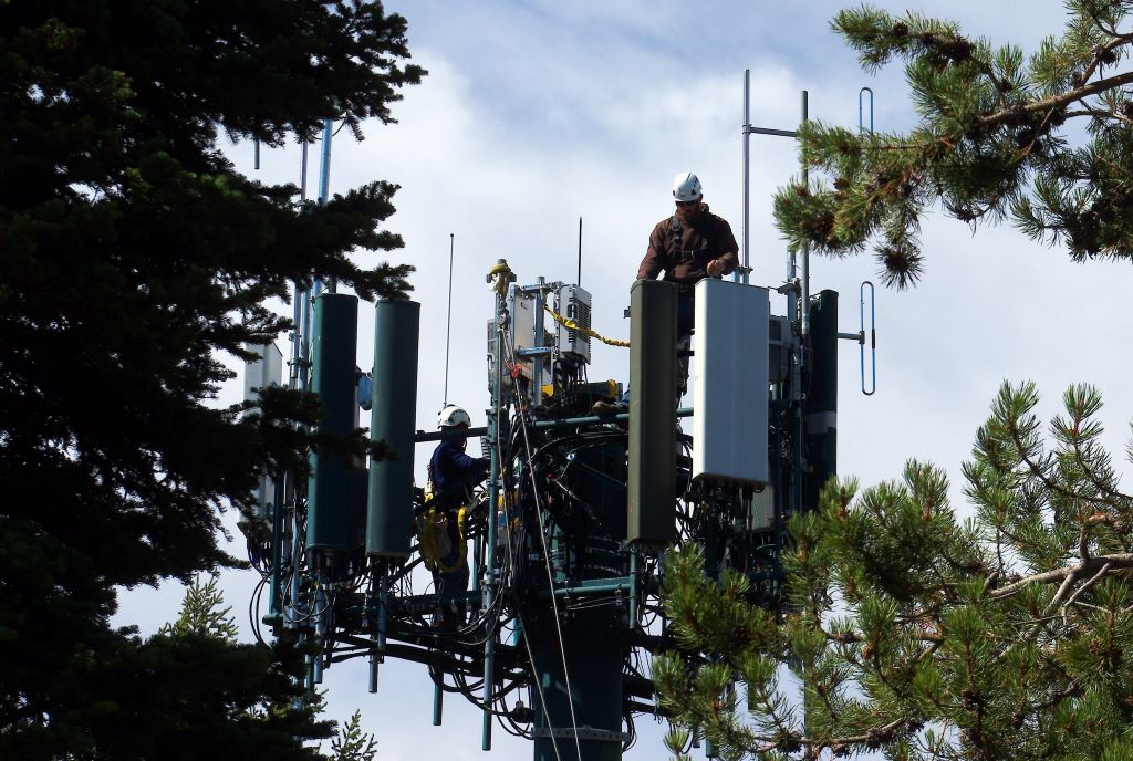 Chaque centimètre carré d’espace, y compris en pleine nature, semble aujourd’hui être voué aux rayonnements électromagnétiques.