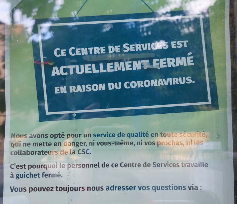 L’affiche justifiant la fermeture des guichets par le Coronavirus était toujours sur la porte lors de la manifestation du 15 septembre...