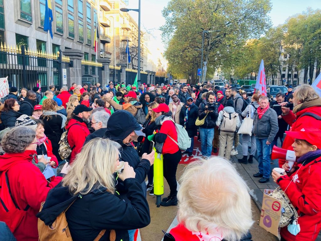 Lors de la grève du 16/11, les manifestants se sont rendus devant les cabinets du ministre-président de la région bruxelloise Rudy Vervoort... et