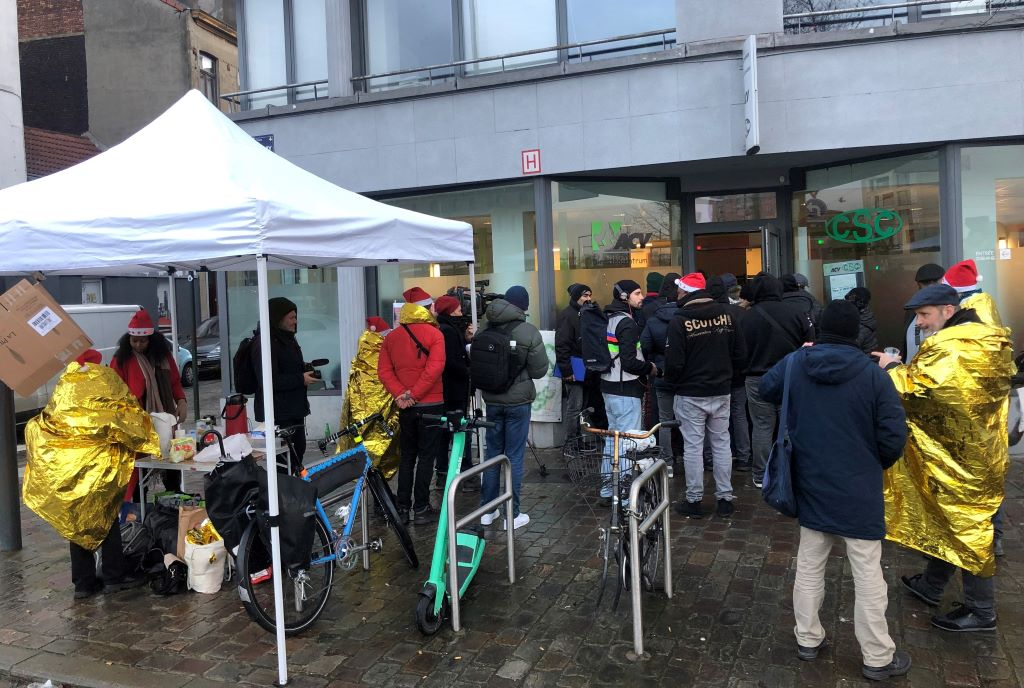 21.12.22 - Action « Noël sans argent grâce à la CSC » organisée par Chômeurs en colère devant le centre de services du Bd. Barthélémy.