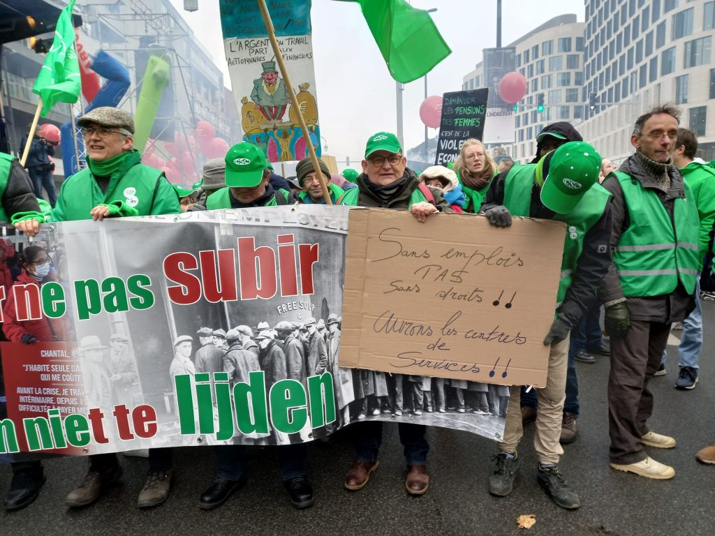 16.12.22, José Gonzalez et les TSE CSC Bruxelles en manif aux côtés de Philippe Vansnick, Secrétaire fédéral de la CSC Bruxelles mais avec leurs slogans et revendications : "Sans emploi, pas sans droits", "Ouvrons les centres de services !"