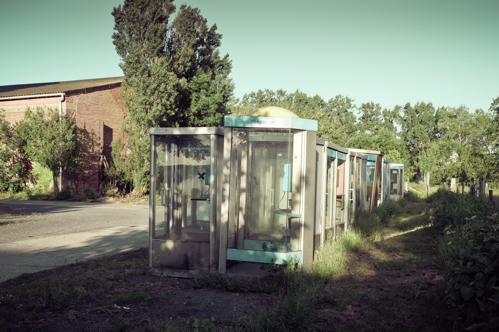 Contrairement à d’autres pays, les cabines téléphoniques ont toutes disparu en Belgique, mises au rebus. L’absence d’un service public de téléphonie représente une difficulté sociale supplémentaire pour les « électrosensibles ».