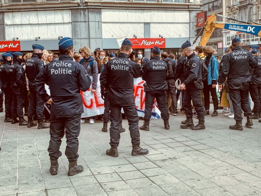 Image hélas classique aujourd’hui lors des mouvements sociaux : des manifestants sont encerclés par la police, parfois avant d’avoir pu démarrer, pour ensuite être identifiés et/ou emmenés au commissariat.