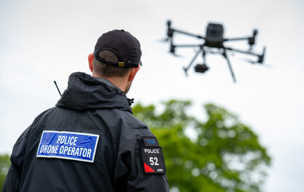 « L’expérience acquise avec les drones a en effet montré qu’ils peuvent également apporter une plus-value au travail policier lors de la collecte d’information dans le cadre du crowd management, lors de manifestations de masse. » (Annelies Verlinden, ministre de l'Intérieur) Photo : Devon & Cornwall Police