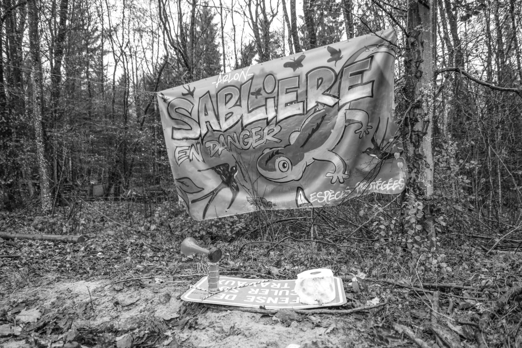 Les militants occupant les lieux voulaient protéger de l'urbanisation le site de grand intérêt biologique de la sablière de Schoppach (Photo : Didier Joannes)