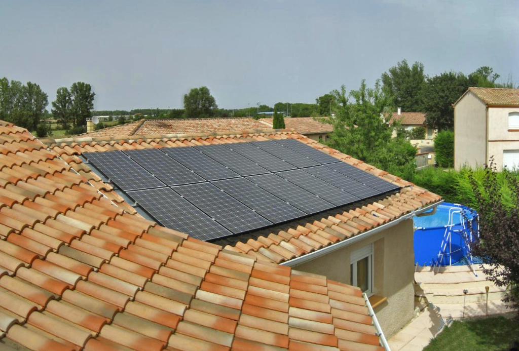 Après avoir tout débranché, des surprises peuvent être au rendez-vous, par exemple en découvrant que les panneaux solaires installés sur le toit génèrent également des rayonnements électromagnétiques de hautes fréquences. (Mis à disposition via la licence Creative Commons par le site flickr).