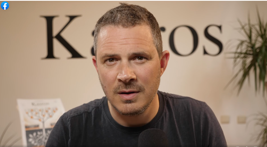 Une vidéo d’Alexandre Penasse sur la page Facebook de Kairos : le rédacteur en chef se félicite de la décision de la commission d’agrégation, prise en appel, de lui octroyer la carte de journaliste professionnel à partir de mai 2023. Commission d’agrégation qu’il disait pourtant vendue au pouvoir…