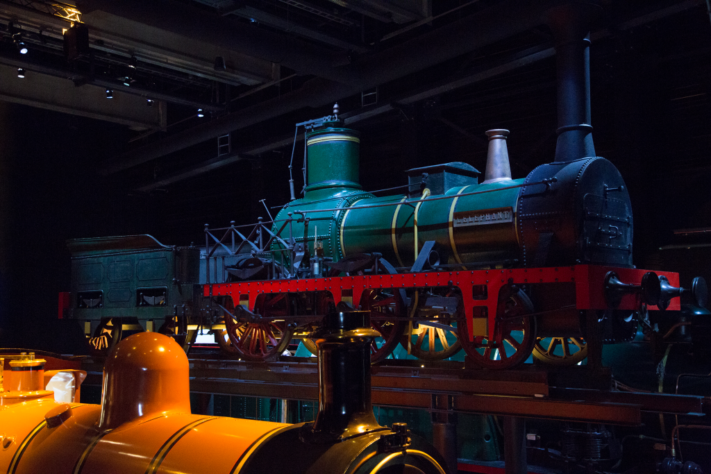 Les trois trains qui transportaient le 5 mai 1835 les passagers vers Malines étaient remorqués par des locomotives à vapeur fabriquées en Angleterre : La Flèche, Le Stephenson et L’Éléphant (Photo de cette dernière au Train World)