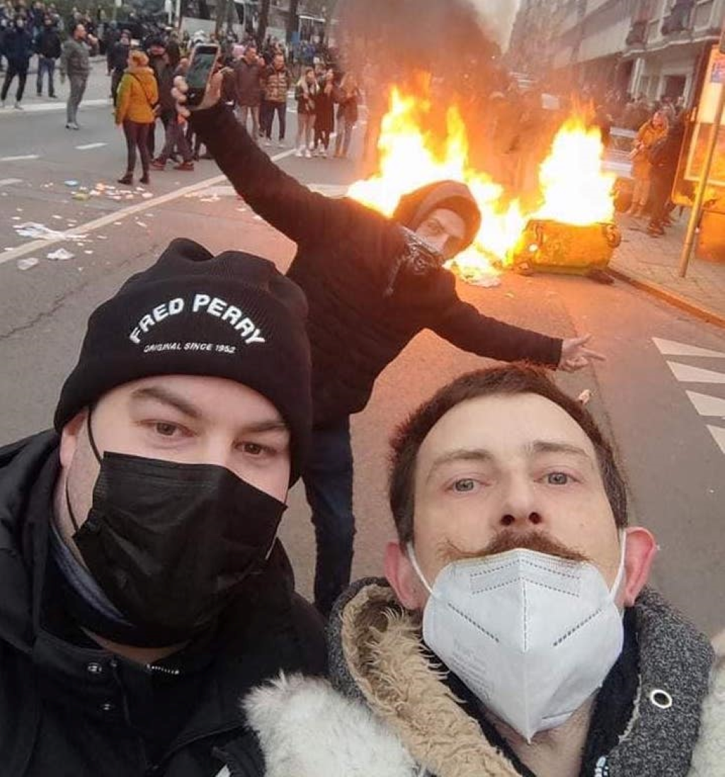 Le feu pour expression. Trois nervis d’extrême droite (ex-Nation) à l’œuvre à la « Marche pour la liberté » contre les mesures sanitaires du 23 février 2022 © Photo RS