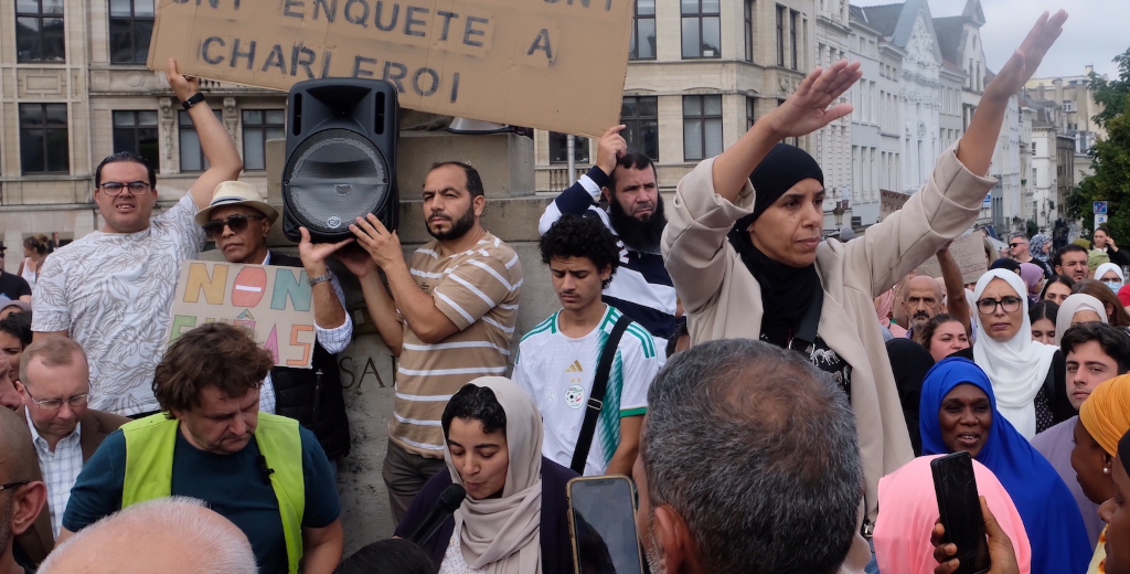 Rassemblement « No Evras » du 17 septembre 2023 à Bruxelles, de droite à gauche : ses organisateurs, la musulmane conservatrice Radya Oulebsir et le leader antivax Nicolas Lefevre (ASBL Bon sens Belgique), avec le national-catholique d’extrême droite Alain Escada (Civitas) © Photo RésistanceS / Alexandre Vick