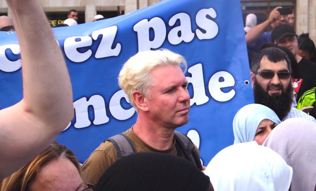 L’extrémiste de droite Gregory Bourguignon (ancien néonazi de Nation et du Parti national européen), meneur de l’association Valeurs Saines, avec des activistes musulmans, le 17 septembre 2023 au rassemblement « No Evras ». © Photo RésistanceS / Alexandre Vick