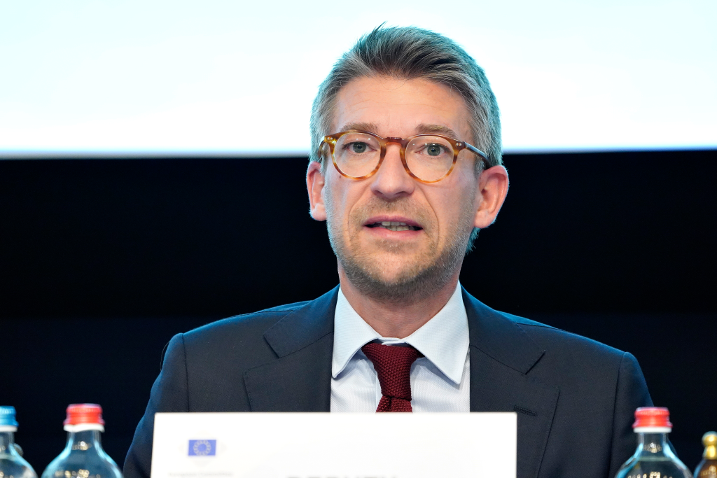 Pierre-Yves Dermagne (PS) : « On change de logique et on se dit qu'il vaut mieux avoir un chômeur indemnisé qui va travailler, répond à des besoins de la collectivité plutôt que de rester chez soi ». Photo mise à disposition seon la licence CC BY-NC-SA 2.0 DEED, issue de l’album « 157th Plenary Session of the European Committee of the Regions » sur flickr.com