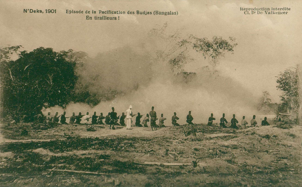 « N'Deks, 1901 Épisode de la pacification des Budjas (Bangalas) -  En tirailleurs! » (sic).