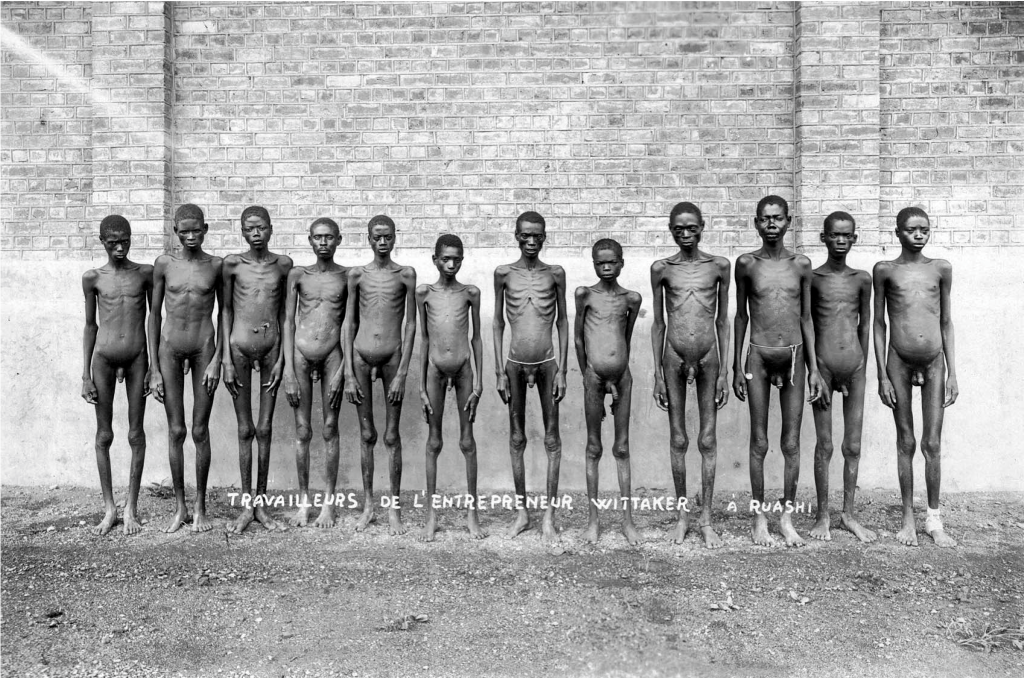 1926 :Travailleurs de l’entrepreneur Wittaker a Ruashi (Lubumbashi), décembre 1926.« Entre janvier et octobre 1926, 203 forçats moururent à l’Union minière, dont la grande partie à la Mine de Ruashi, où la mortalité atteignit 18,3% durant la période de janvier-mai.» Jules Marchal (1999), p. 163