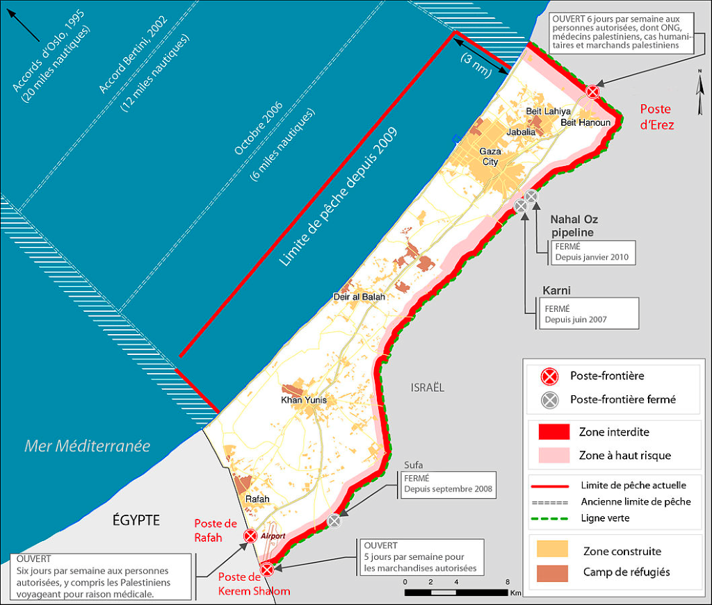 Carte 5 : 2012 - Carte du blocus de la bande de Gaza. D'après « Gaza in 2020 : a liveable place ? », rapport de l'Onu d'août 2012. En rouge : zone interdite. En rose : zone à haut risque. « Depuis 2007, les Palestiniens habitant la bande Gaza - actuellement 2 millions trois cent mille personnes - subissent un blocus extrêmement sévère. »