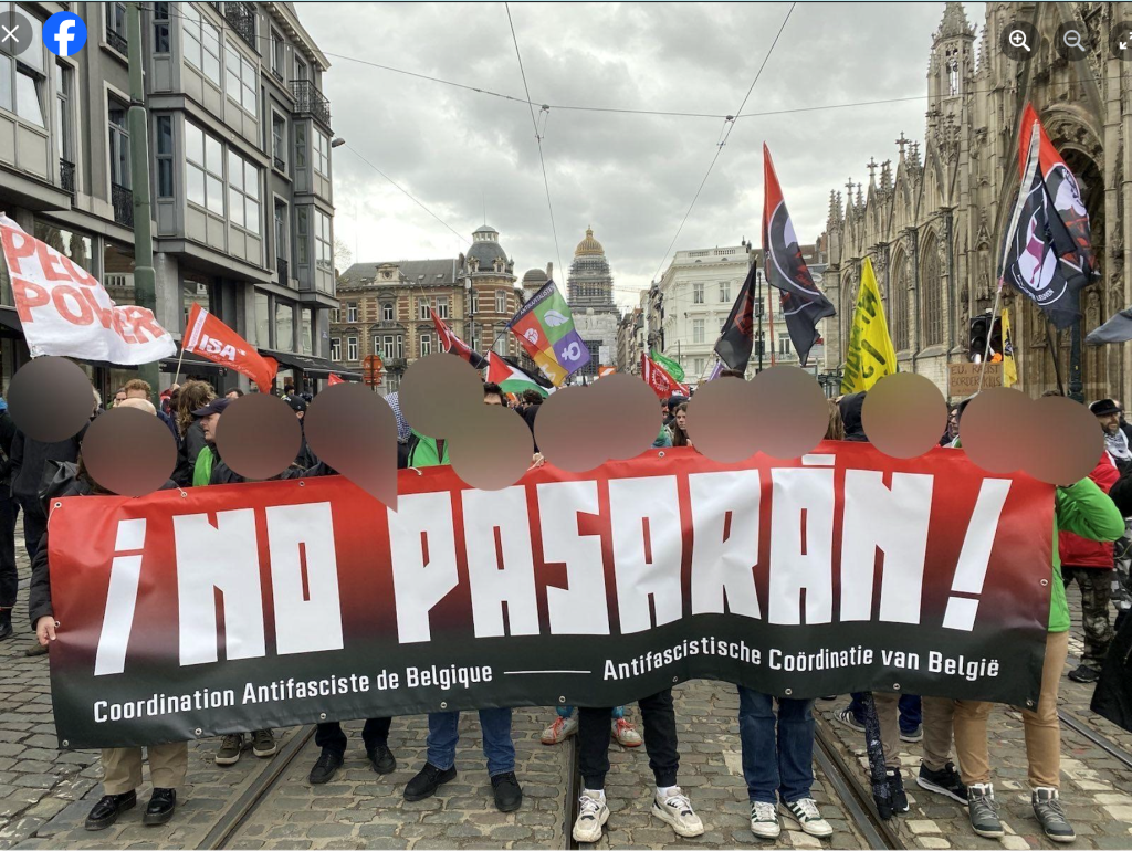 La société civile – ici, une délégation de la Coordination antifasciste belge, représentée dans la manifestation du 24 mars dernier à Bruxelles – est vent debout contre l’extrême droite.