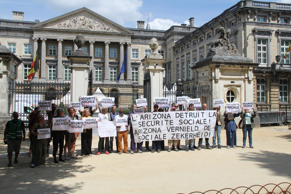 Le 17 juillet, juste avant le vote, des militants déploient une banderole et des pancartes devant le parlement. Photo : Stéphane Lambertz.