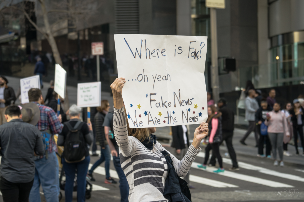 Manifestation aux États-Unis contre la prolifération des fake news (2017). La chaîne de télé Fox News, partenaire médiatique de Trump, est pointé comme le symbole de désinformation organisée.