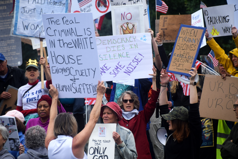 No Kings protests, 2025, USA. Le 14 juin 2025, plus de 2.000 rassemblements « No King » ont réuni cinq millions de participants pour s’opposer au pouvoir autoritaire de Donald Trump. Crédit : c. John Flickr CC BY-NC-SA 2.0