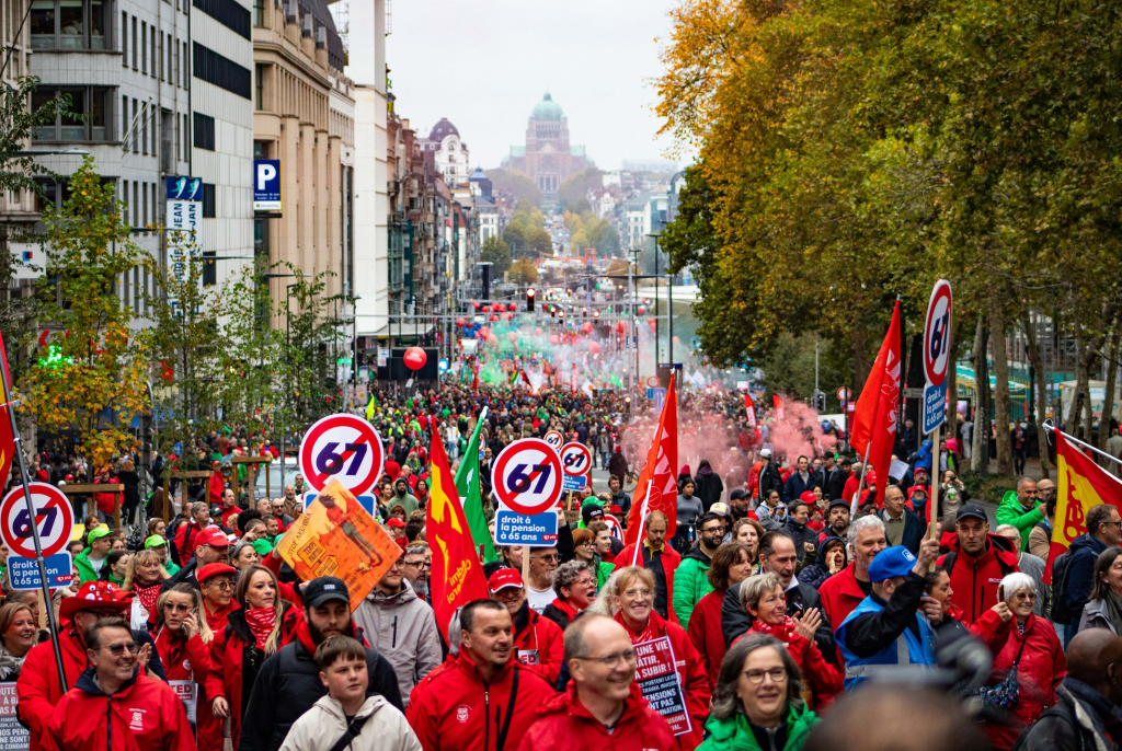 «&nbsp;Il faut que ça change », 2025, Bruxelles.Le 14 octobre, 140.000 personnes ont manifesté, à l’appel du front commun syndical, contre les politiques de casse sociale du gouvernement Arizona.