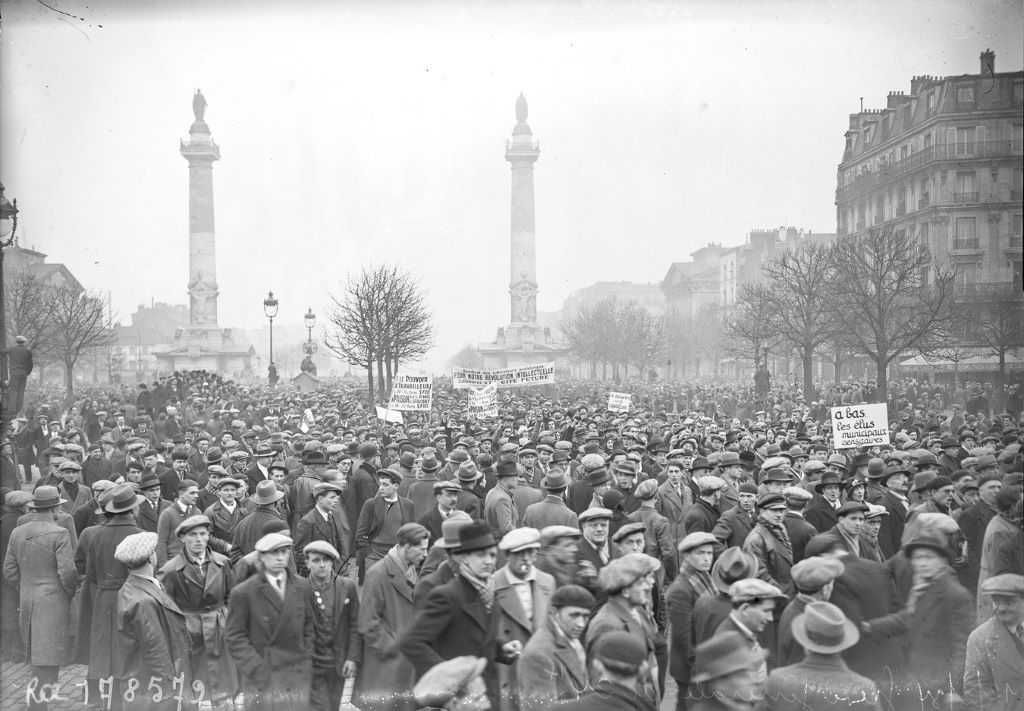 Paris, 12 février 1934. La gauche se réunit « contre le péril fasciste ». Le 12 février 1934, une grève générale et de grandes manifestations ouvrières répondent à la tentative de coup d’État d’extrême droite du 6 février. À Paris, les cortèges socialistes et communistes - jusque-là hostiles - se rejoignent spontanément aux cris de « Unité ! Unité ! ». Ce qui ouvrira la voie à la constitution d’un front unique antifasciste, puis au Front populaire de 1936. Sur l’image, la manifestation parisienne, place de la Nation. Crédit : Agence Rol. Source gallica.bnf.fr / BnF CC BY-NC-SA 2.0