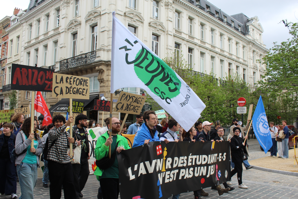Les Jeunes CSC ont directement qualifié l’augmentation des heures de travail étudiant de fausse bonne idée, tout en pointant les autres mesures de précarisation.